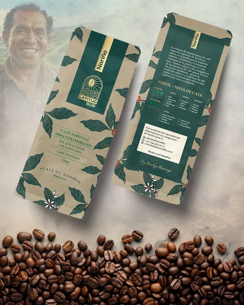 Empaques de café Latitud Sur sobre granos de café